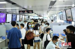 以至曾经把AI手艺使用到简历评估、笔试、岗亭婚